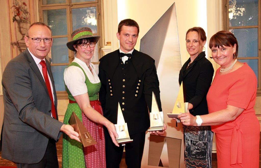 TRIGOS Steiermark-Gewinner mit Gastgeberin, Herta Stockbauer: V.l.n.r.: Gerhard Ziehenberger (Vorstand Saubermacher Dienstleistungs AG), Karina Neuhold (Obfrau der Weizer Schafbauern eGen.m.b.H), Andreas Graf (technischer Leiter Breitenfeld Edelstahl AG), Dagmar Kotzmuth (Geschäftsführerin dahir GmbH), Herta Stockbauer (Gastgeberin und Vorstandsvorsitzende der BKS Bank) TRIGOS Steiermark-Gewinner mit Gastgeberin, Herta Stockbauer: V.l.n.r.: Gerhard Ziehenberger (Vorstand Saubermacher Dienstleistungs AG), Karina Neuhold (Obfrau der Weizer Schafbauern eGen.m.b.H), Andreas Graf (technischer Leiter Breitenfeld Edelstahl AG), Dagmar Kotzmuth (Geschäftsführerin dahir GmbH), Herta Stockbauer (Gastgeberin und Vorstandsvorsitzende der BKS Bank)